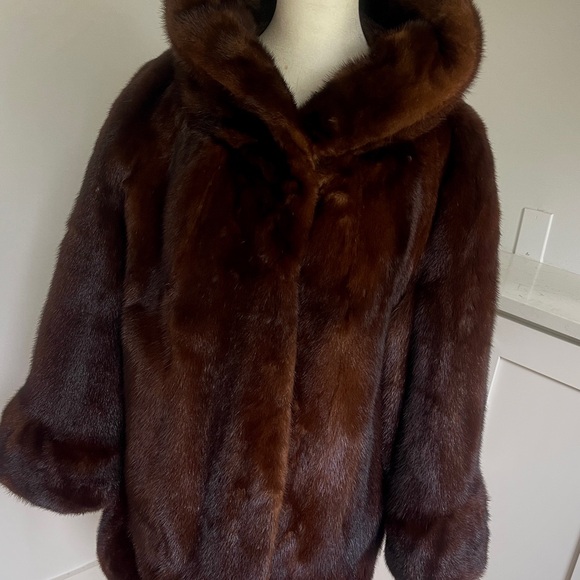 SOLD:Spectacular designer Mink coat with detailing on cuffs and shoulder. Size L - Picture 7 of 15